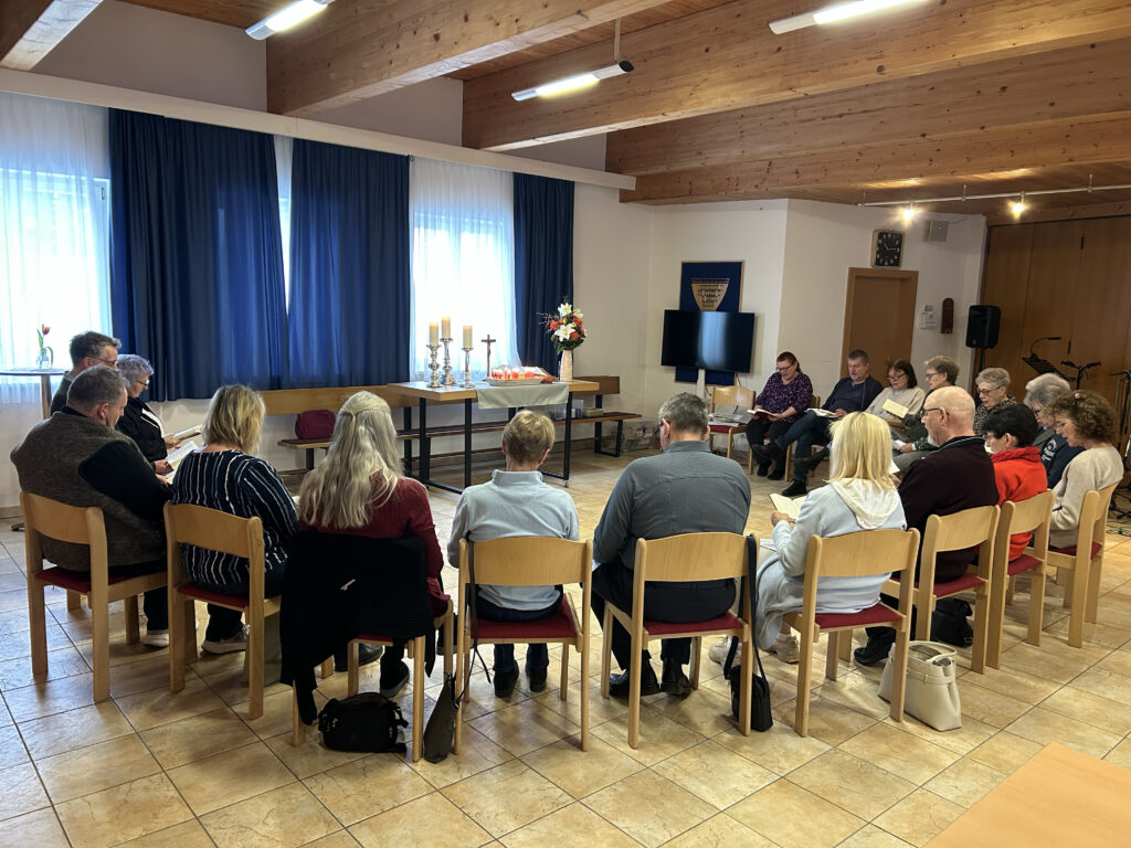 Gruppe von Menschen die gemeinsam Gottesdienst feiern.